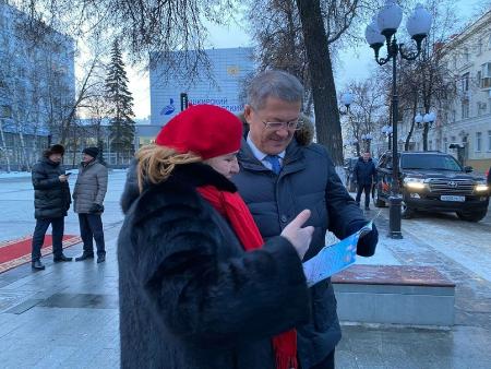 Главный редактор журнала «Акбузат» Лариса Абдуллина вручила Радию Хабирову экземпляр последнего издания