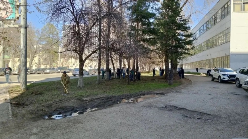 Сотрудники Дома печати дружно вышли на большой городской субботник
