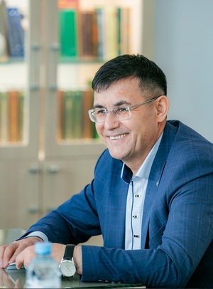 «Аманат» журналының баш мөхәррире Сәлмән Ярмуллинды тыуған көнө менән ҡотлайбыҙ!