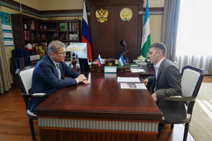 Республика Башлығы Радий Хәбиров Башҡортостан Яҙыусылар союзының яңы рәйесе Айгиз Баймөхәмәтов менән осрашты