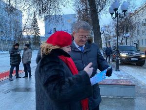 Главный редактор журнала «Акбузат» Лариса Абдуллина вручила Радию Хабирову экземпляр последнего издания