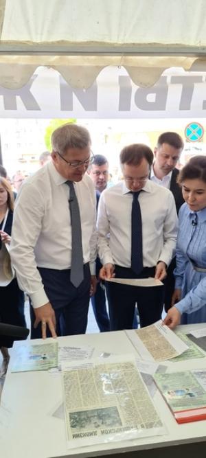 Помощнику президента Владимира Путина Владимиру Мединскому подарили копию архивной полосы газеты «Красная Башкирия» 