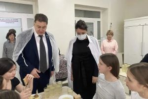 В Октябрьском партийный десант проверил качество питания в гимназии № 2
