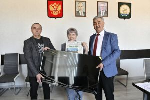 Педагогу вручили приз – телевизор!