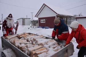 В Давлеканово среди подписчиков районных газет разыграли два прицепа дров